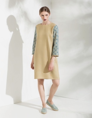 Beige dress with embroidered blue sleeves, M/L