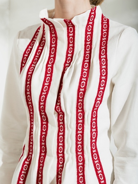 White blouse with red embroidered pattern, M/L