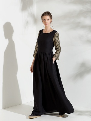 Длинное черное платье с вышивкой рукавов, S/M