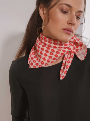 Шейный шелковый платок с красным орнаментом