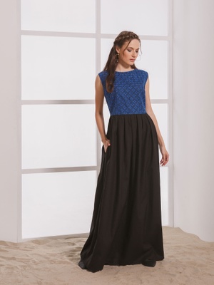 Черное длинное платье с синей вышивкой