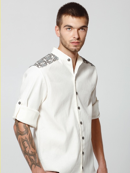 Белая мужская рубашка с вышивкой крестиком