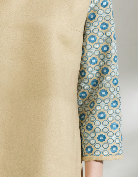 Beige dress with embroidered blue sleeves, M/L
